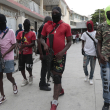 Miembros armados de la pandilla "G9 y Familia" participan en una marcha contra el primer ministro de Haití