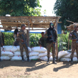 Soldados dominicanos cumplen servicios de vigilancia al lado de trincheras de arena en sacos.