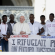 En esta imagen de archivo, el papa Francisco posa para una fotografía con un grupo de refugiados a los que invitó a las escaleras de la Basílica de San Pedro.