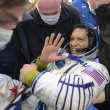 El astronauta de la NASA Frank Rubio recibe ayuda para salir de la nave espacial Soyuz MS-23