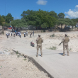 Soldados dominicanos impiden el paso de los evangélicos haitianos