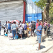 Decenas de haitianos hacen filas para retornar a su país ante cierre de la frontera