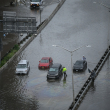 Una vista general muestra automóviles varados en aguas inundadas en la autopista FDR en Manhattan, Nueva York, el 29 de septiembre de 2023. Las fuertes lluvias de la noche a la mañana en el noreste de Estados Unidos dejaron partes de la ciudad de Nueva York bajo el agua el viernes, paralizando parcialmente el metro y los aeropuertos en el país.