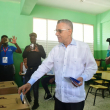 El precandidato a la alcaldía de Santo Domingo Este y actual alcalde del municipio, Manuel Jiménez, ejerce su derecho al voto en las primarias del Partido Revolucionario Moderno (PRM).