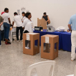 Los votantes asisten al Club Deportivo Naco a ejercer su derecho al voto
