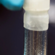 Un frasco que contiene 2 mg de fentanilo se exhibe en el Laboratorio de Investigación y Pruebas Especiales de la Administración de Control de Drogas (DEA) en Sterling, Virginia.