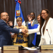 Alfredo Pacheco, junto a otros diputados, dan la bienvenida a Estamy Rafaela Colón Tatis a la Cámara baja.