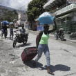 Los residentes huyen de sus hogares para escapar de los enfrentamientos entre bandas armadas en el distrito Carrefour-Feuilles de Puerto Príncipe, Haití.
