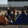 Migrantes permanecen hoy en carpas junto al Río Bravo en Ciudad Juárez