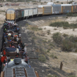 Migrantes viajan en un tren de carga y llegan a Ciudad Juárez, México