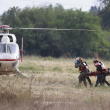 Equipos de rescate israelíes evacuan a una persona herida en helicóptero cerca de Sderot el 7 de octubre de 2023, después de que el grupo militante palestino Hamás lanzara un ataque sorpresa a gran escala contra Israel