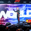 El piloto holandés de Red Bull Racing, Max Verstappen, celebra haber ganado su tercer título mundial después de la carrera de velocidad antes del Gran Premio de Fórmula Uno de Qatar.