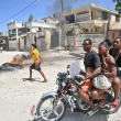 Un motociclista pasa junto a neumáticos ardiendo mientras la gente se manifiesta por el aumento del coste de la vida en Petit-Goave, Haití, el 14 de septiembre de 2023