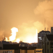 Una columna de humo se eleva sobre los edificios de la ciudad de Gaza durante un ataque aéreo israelí, el 8 de octubre de 2023