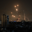 Un misil israelí lanzado desde el sistema de defensa antimisiles Cúpula de Hierro intenta interceptar un cohete, disparado desde la Franja de Gaza, sobre la ciudad de Netivot, en el sur de Israel, el 8 de octubre de 2023.