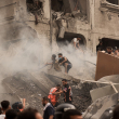 Palestinos buscan sobrevivientes después de un ataque aéreo israelí