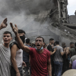 Palestinos buscan supervivientes después de un ataque aéreo israelí