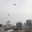 Oleadas de humo detrás de edificios de gran altura durante un ataque aéreo israelí en la ciudad de Gaza el 9 de octubre de 2023. Israel golpeó implacablemente la Franja de Gaza.