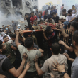 Palestinos retiran un cuerpo en la Franja de Gaza