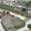 Tras varios días de trabajo con una retroexcavadora, los haitianos crearon un cauce desvío con éxito el agua del fronterizo río Masacre, dando paso de continuidad hacia la línea de toma en el afluente.