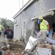 El personal de defensa civil inspecciona una casa bombardeada por las fuerzas israelíes en las afueras de la aldea fronteriza de Dhaira.