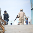 Un militar sostiene un arma mientras los portones del lado dominicano en Dajabón permanecen abiertos