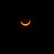 La luna cruza frente al sol durante el eclipse solar anular en la plaza El Salvador del Mundo en San Salvador el 14 de octubre de 2023. Marvin RECINOS/AFP