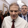 El Representante Republicano de Ohio, Jim Jordan (C), es seguido por miembros de los medios de comunicación en Capitol Hill en Washington, DC