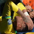 El brasileño Neymar es sacado del campo en camilla luego de lesionarse durante un partido de clasificación para la Copa Mundial de la FIFA 2026 contra Uruguay en el estadio Centenario de Montevideo, Uruguay, el martes 17 de octubre de 2023.