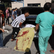 El maletero de un vehículo que transportaba a una víctima se descarga en los terrenos de un hospital tras un ataque aéreo israelí en Rafah, en el sur de la Franja de Gaza, el 23 de octubre de 2023, en medio de los combates en curso entre Israel y el grupo palestino Hamás.