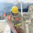 Bomberos trabajan desde la madrugada de este viernes para sofocar el incendio en una fabrica y textil de Santiago.