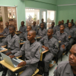 Los agentes reciben clases sobre “Inteligencia Emocional”, “Derechos Humanos”, “Cortesía y Disciplina Policial”, “Defensa Personal Policial” y “Atención al Usuario”.