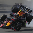 El piloto de Red Bull Sergio Pérez de México, al frente, choca con el piloto de Ferrari Charles Leclerc