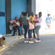 Madres con sus hijos en brazos esperan hasta fuera de los centros para ser asistidas.