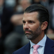 Donald Trump Jr. se sienta en una sala del tribunal de Nueva York para el juicio por fraude de su padre el 1 de noviembre de 2023 en la ciudad de Nueva York. Se espera que los hijos de Donald Trump, Donald Jr., Eric y su hija Ivanka, testifiquen esta semana y el lunes en el juicio de su padre.