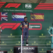 El piloto de Red Bull Max Verstappen en lo alto del podio junto a Landor Norris de McLaren y Fernando Alonso de Aston Martin tras el Gran Premio de Brasil en Interlagos.