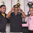 Tony Peña, al centro, nuevo manager de las Águilas, junto al gerente general Ángel Ovalles y el presidente Víctor García Sued.