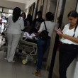 Las emergencias y áreas de consulta de hospitales y clínicas continúan saturadas de pacientes con fiebre, dolores musculares y otros síntomas de dengue.