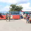 Fotografía muestra haitianos con sus mercancías en la frontera.