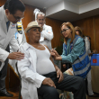 El ministro de Salud Pública, Daniel Rivera, y el director del INDEN, Ammar Ibrahim, observan la vacunación de un paciente en el área de ese servicio inaugurado ayer en el centro asistencial.