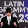 El DJ y productor discográfico argentino Bizarrap llega a la 24ª ceremonia anual de los Premios Grammy Latinos en el Centro de Conferencias y Exposiciones (FIBES) de Sevilla el 16 de noviembre de 2023.