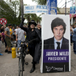 Un hombre vestido como el personaje televisivo El Zorro grita consignas a favor de Javier Milei, candidato presidencial de La Libertad Avanza en Ezeiza,Buenos Aires.