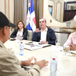 Fotografía muestra al jefe de Estado reunido junto a los directivos de los diversos organismos de seguridad y rescate del Estado.