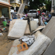 Residentes sacaron colchones después de inundaciones