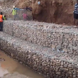 Obreros haitianos trabajando en un muro de gaviones