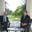 En esta fotografía publicada por la Presidencia de Argentina, el presidente electo Javier Milei, a la derecha, y el presidente de Argentina, Alberto Fernández