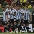 Jugadores del equipo de Argentina celebran durante el partido frente a Brasil.