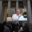 Una pantalla gigante transmite al Papa Francisco