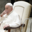 El papa Francisco asiste a su audiencia semanal en el Vaticano