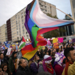 Un hombre sostiene una bandera LGBT+ en Rusia